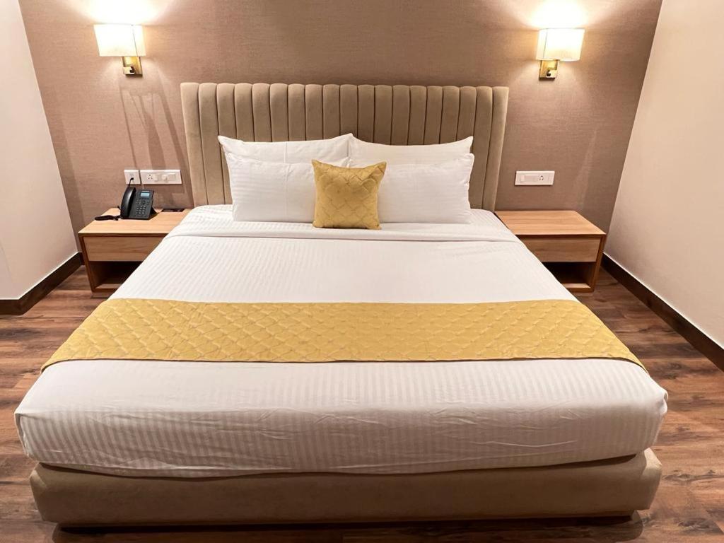 Postel nebo postele na pokoji v ubytování Palasa Hotel