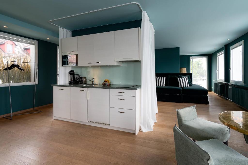 Kuchyň nebo kuchyňský kout v ubytování Seeloft - a Sharp Hotel