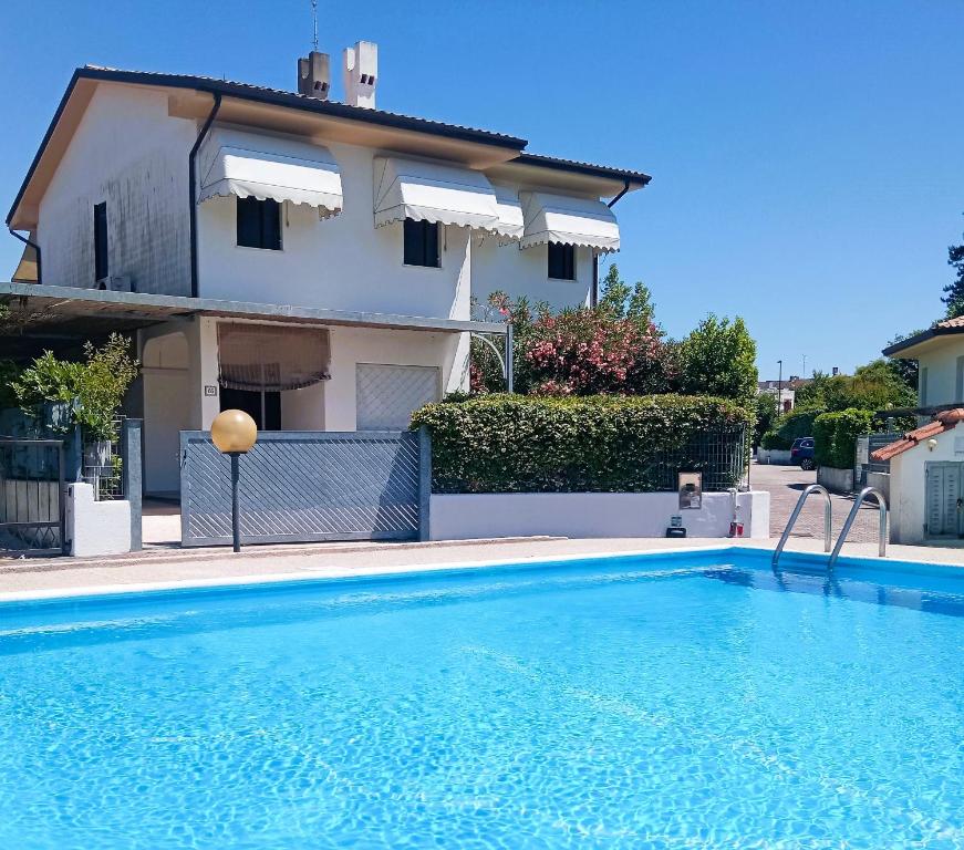 una piscina frente a una casa en Luxury Villa Duna Verde, en Duna Verde