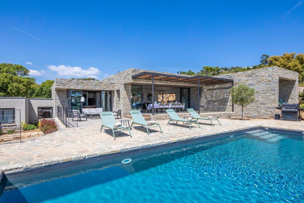 une villa avec piscine et une maison dans l'établissement Villa 20, à Sainte-Lucie de Porto-Vecchio