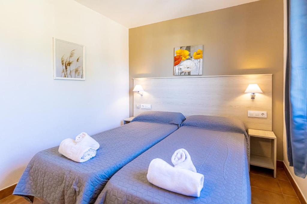 A bed or beds in a room at Apartamentos Arenal Playa