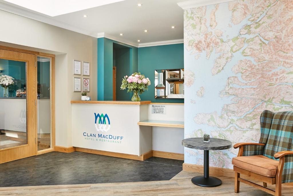 Posezení v ubytování Clan Macduff Hotel