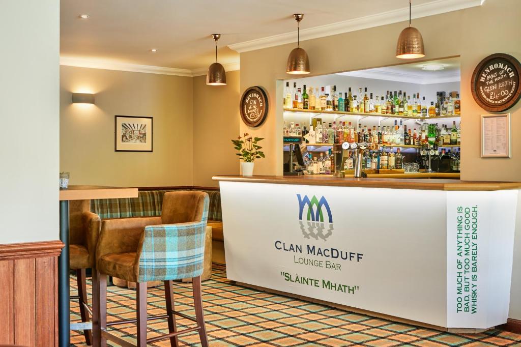 Lounge nebo bar v ubytování Clan Macduff Hotel