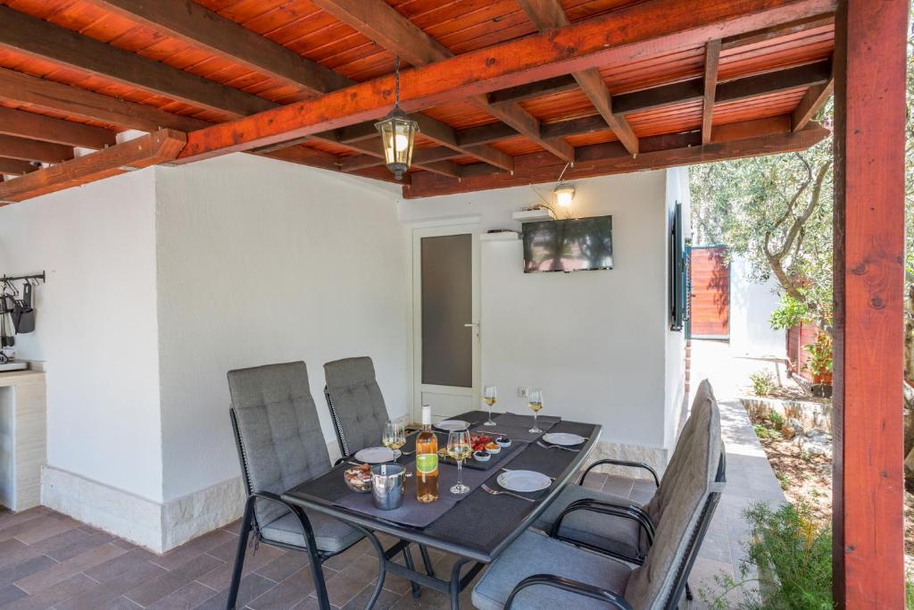 Nápoje v ubytovaní Compelx with detached house and spacious apartment