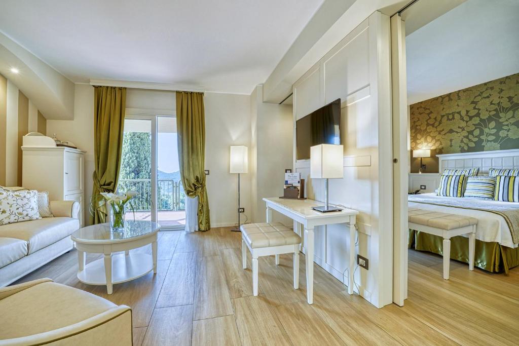 Postel nebo postele na pokoji v ubytování Madrigale Panoramic Lifestyle & Soulful Hotel