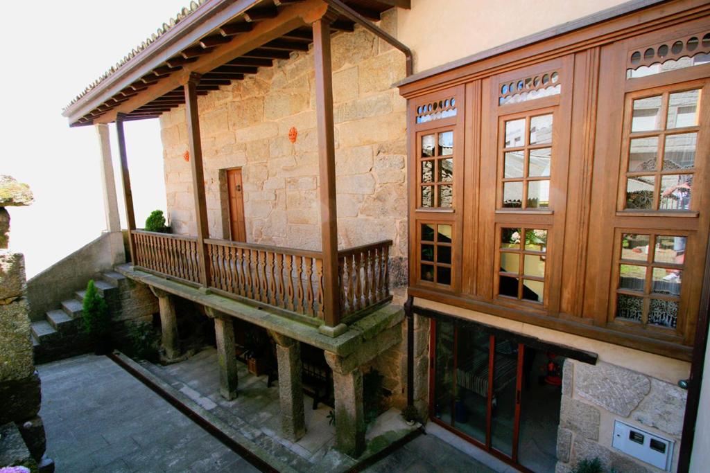 un edificio con un balcón en el lateral. en Casa Mañoso en Cea