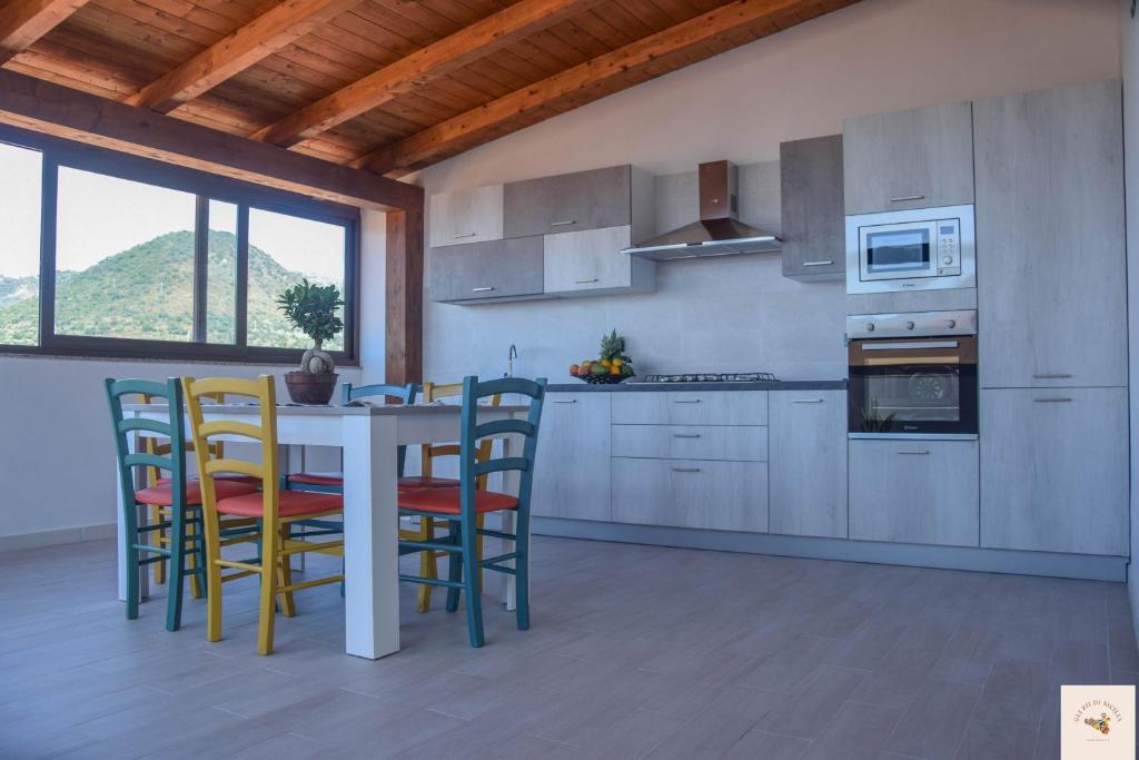 a kitchen with a table and chairs in a room at Gli zii di Sicilia - casa vacanze in Capri Leone