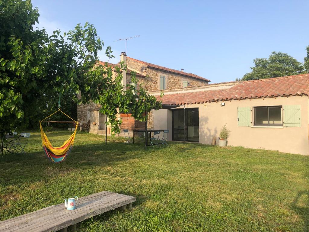 una hamaca en el patio de una casa en Gîte à 10 minutes d'Anduze, au pied des Cévennes, en Bagard