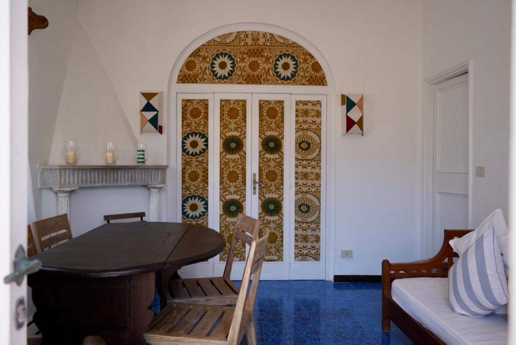 een eetkamer met een tafel en een deur bij Two bedrooms Capri style home near Piazzetta in Capri