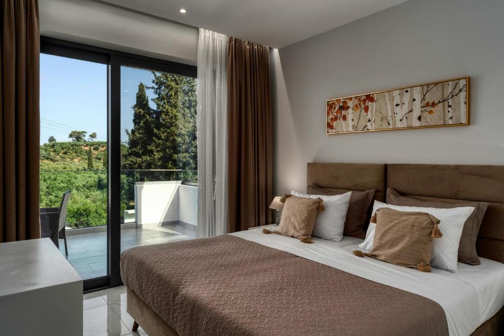 Postel nebo postele na pokoji v ubytování Johnny's White Luxury Villa