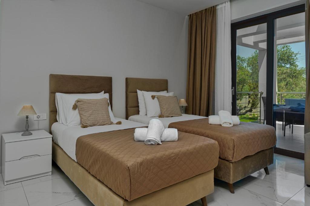 Postel nebo postele na pokoji v ubytování Johnny's White Luxury Villa