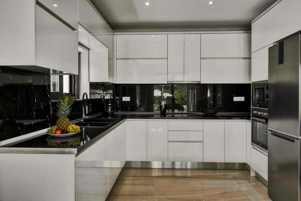 Kuchyň nebo kuchyňský kout v ubytování Johnny's White Luxury Villa