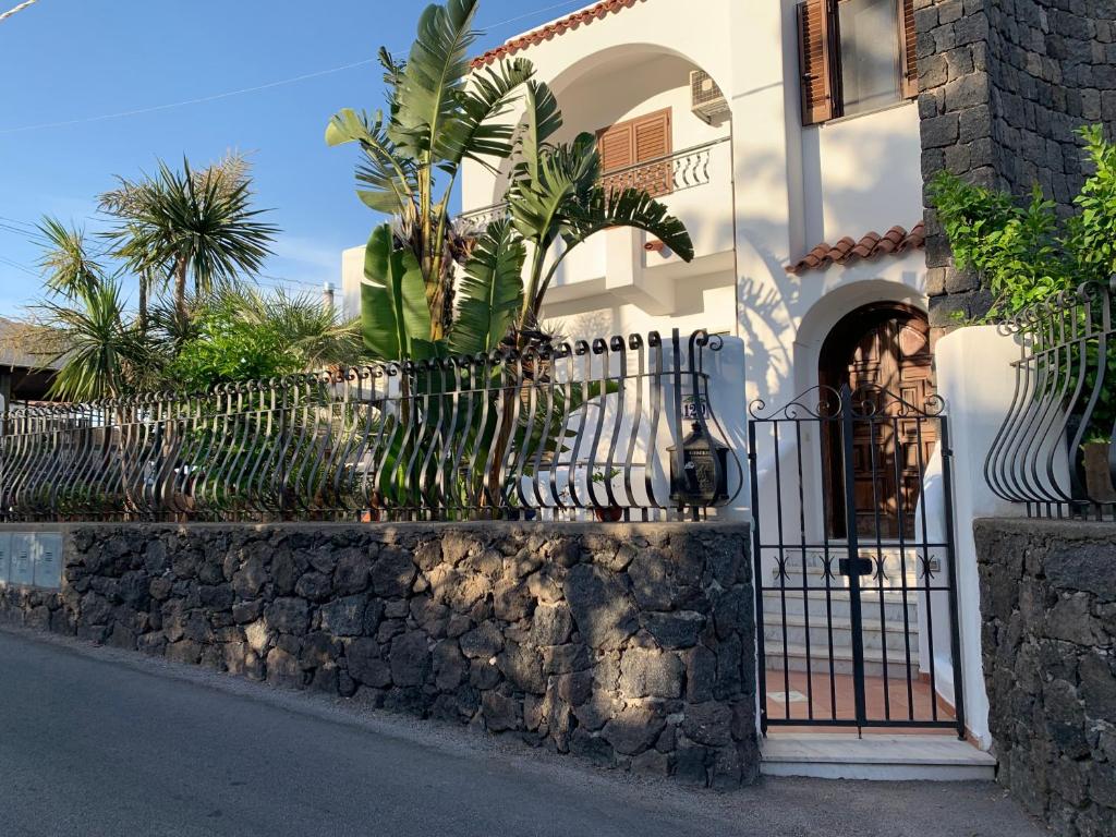 un bâtiment avec une porte et un mur de pierre dans l'établissement Appartamento Il Comandante a Ischia, à Ischia