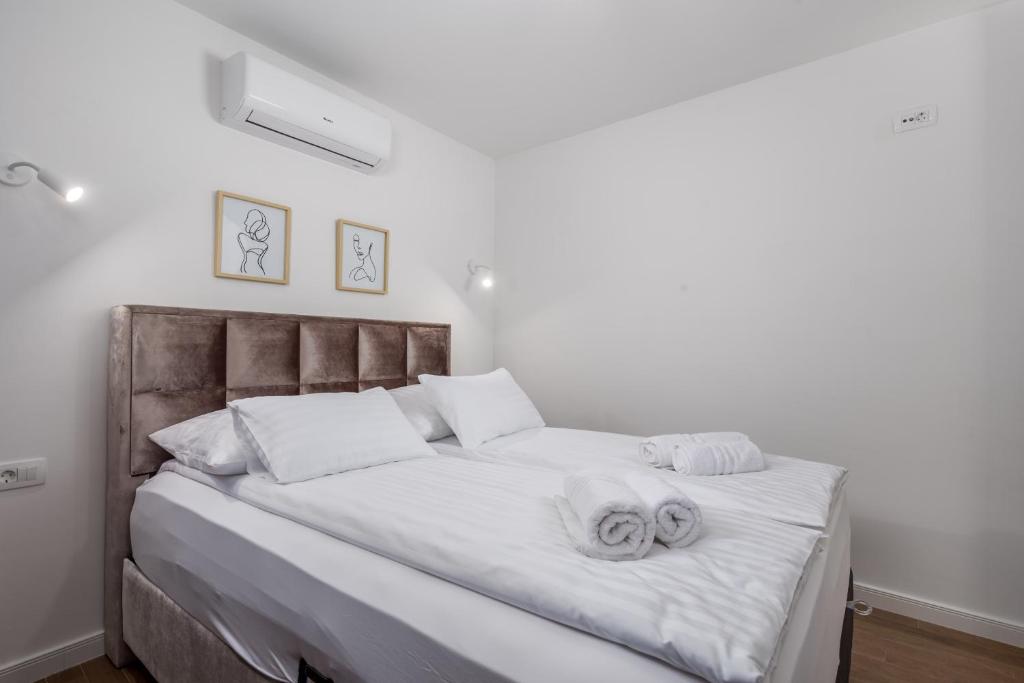 Postel nebo postele na pokoji v ubytování Apartmani Đogaš