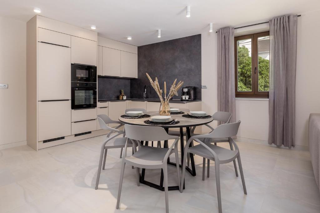 Kuchyň nebo kuchyňský kout v ubytování Apartmani Đogaš