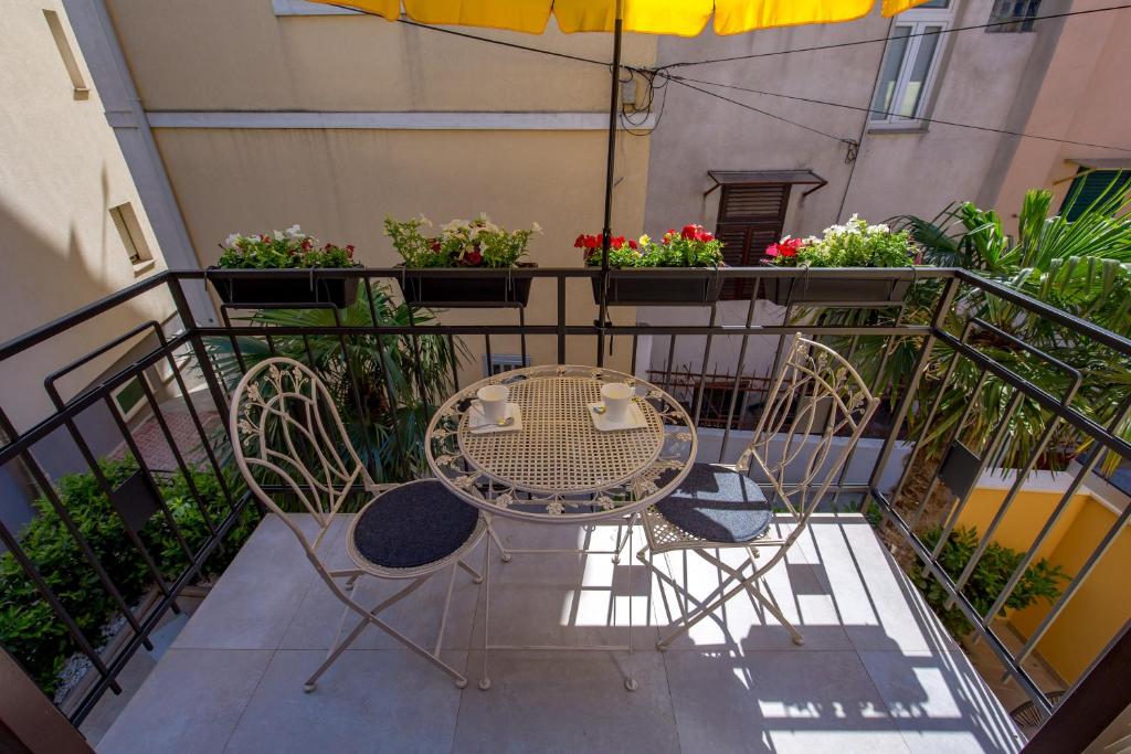 Balkón nebo terasa v ubytování Apartmani Đogaš