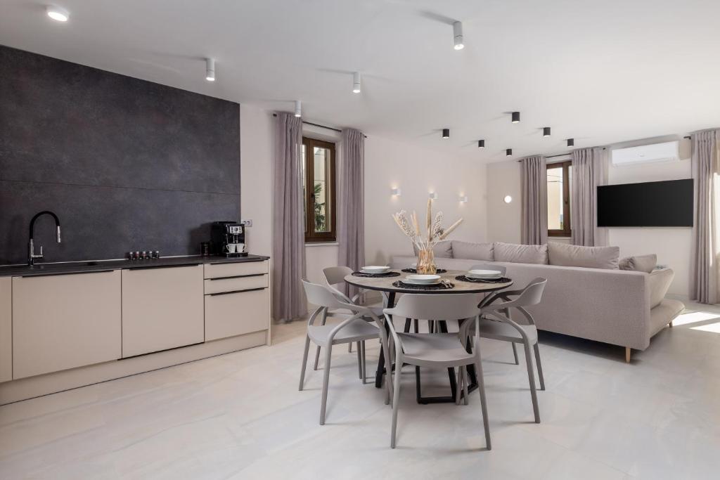 Kuchyň nebo kuchyňský kout v ubytování Apartmani Đogaš