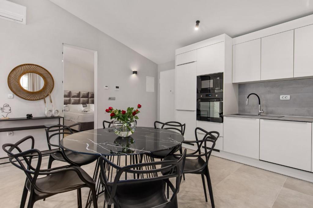 Kuchyň nebo kuchyňský kout v ubytování Apartmani Đogaš