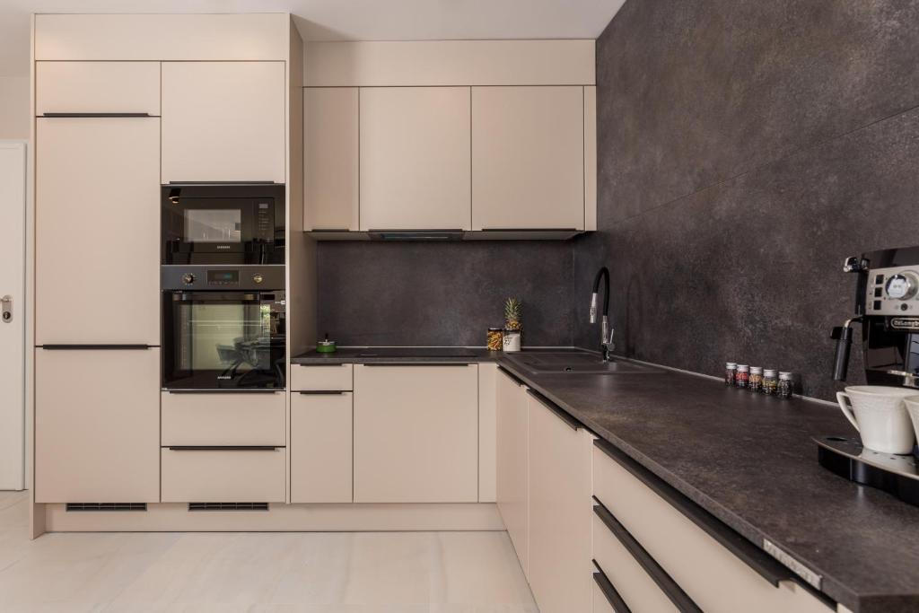 Kuchyň nebo kuchyňský kout v ubytování Apartmani Đogaš