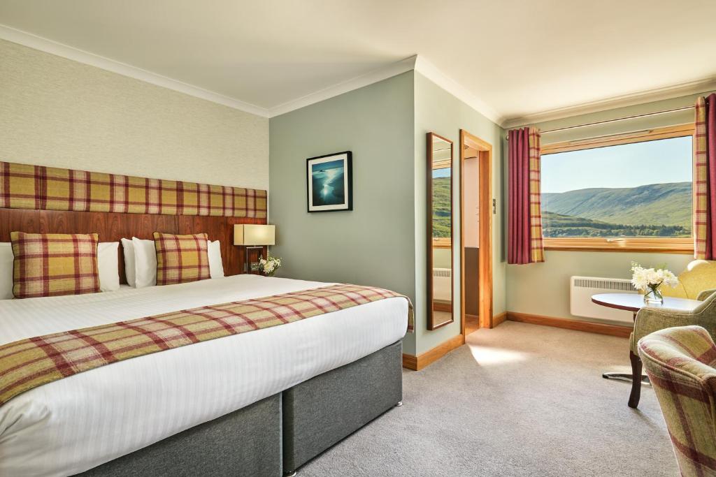 Postel nebo postele na pokoji v ubytování Clan Macduff Hotel