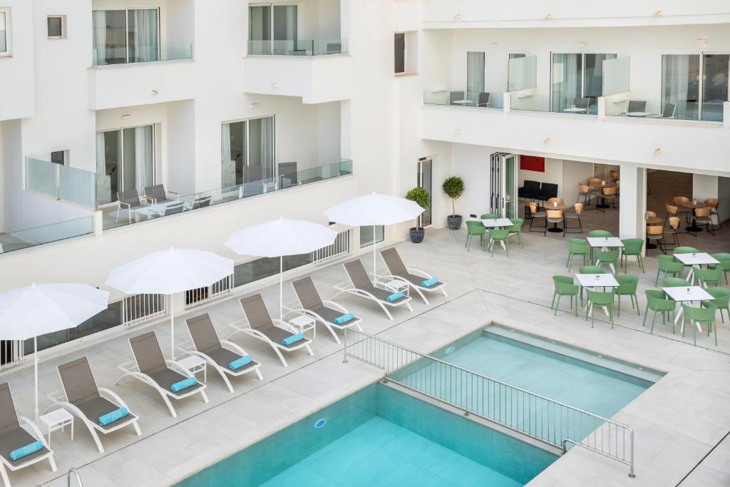 widok na basen i patio hotelu w obiekcie Aparthotel Marina Drach w Porto Cristo