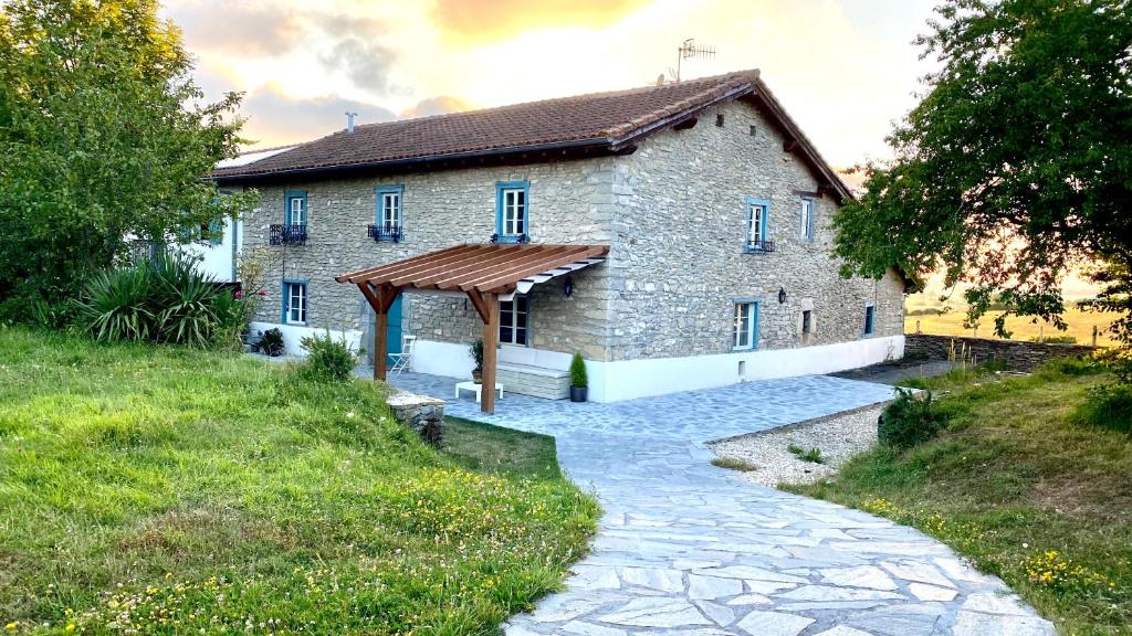 una vecchia casa in pietra con un passaggio di fronte di Ulle Gorri Rural House - Casa Rural a Unzá