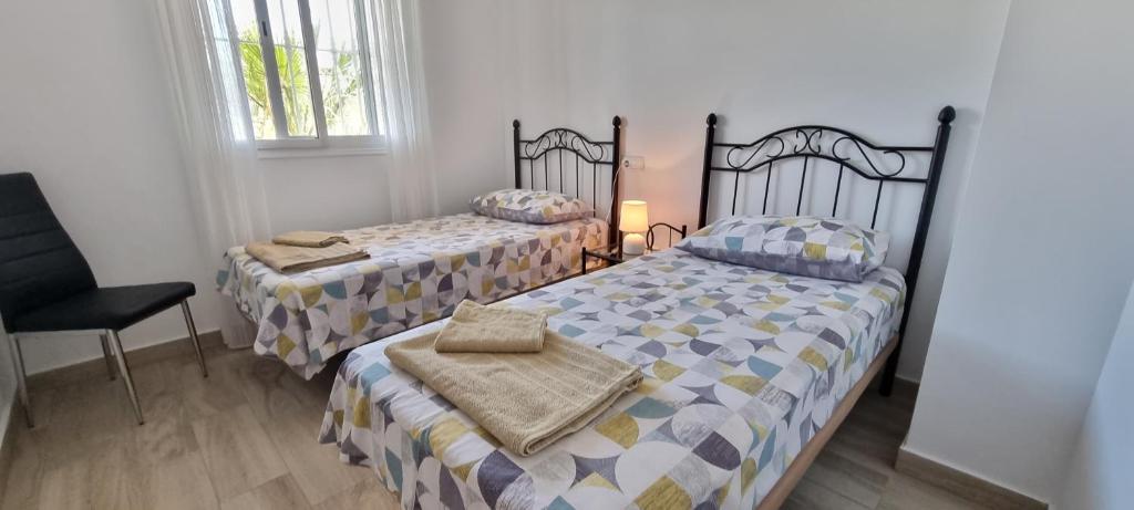 Posteľ alebo postele v izbe v ubytovaní Homes of Spain, Apartamentos Paraíso, Ed Palmerston, Atico B a pie de Playa, piscina privada en solárium, WI-FI