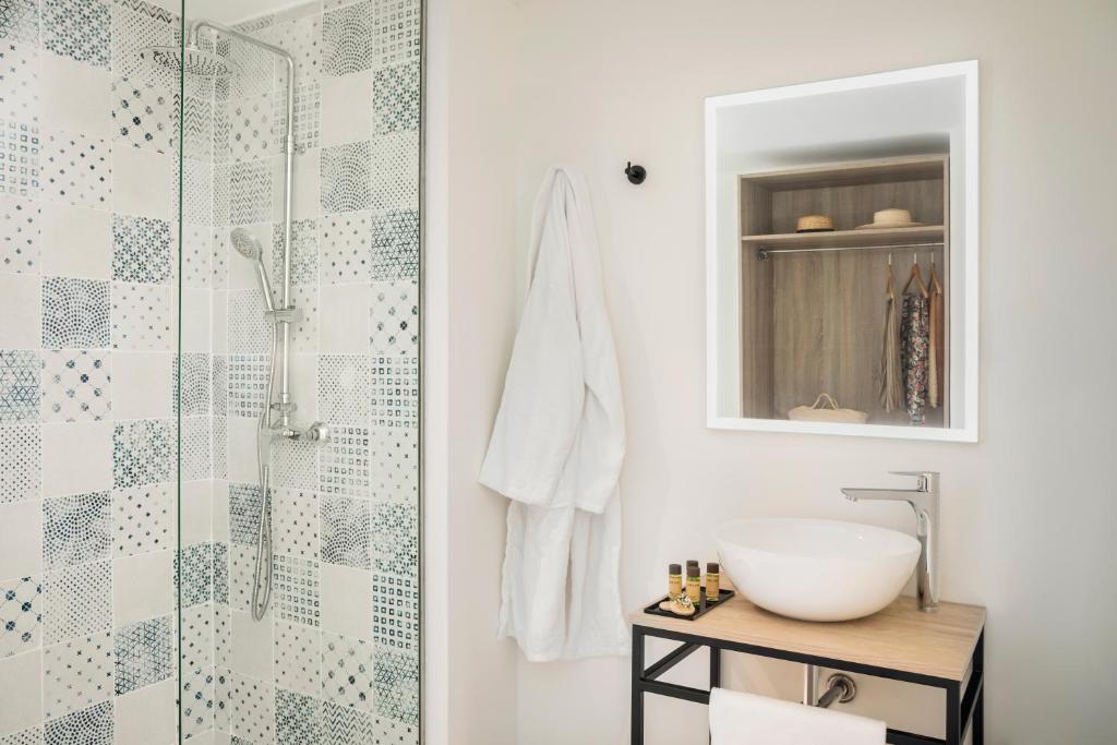 a bathroom with a sink and a shower at Aparthotel Marina Drach in Porto Cristo