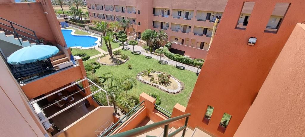 Bazén v ubytovaní Homes of Spain, Apartamentos Paraíso, Ed Palmerston, Atico B a pie de Playa, piscina privada en solárium, WI-FI alebo v jeho blízkosti