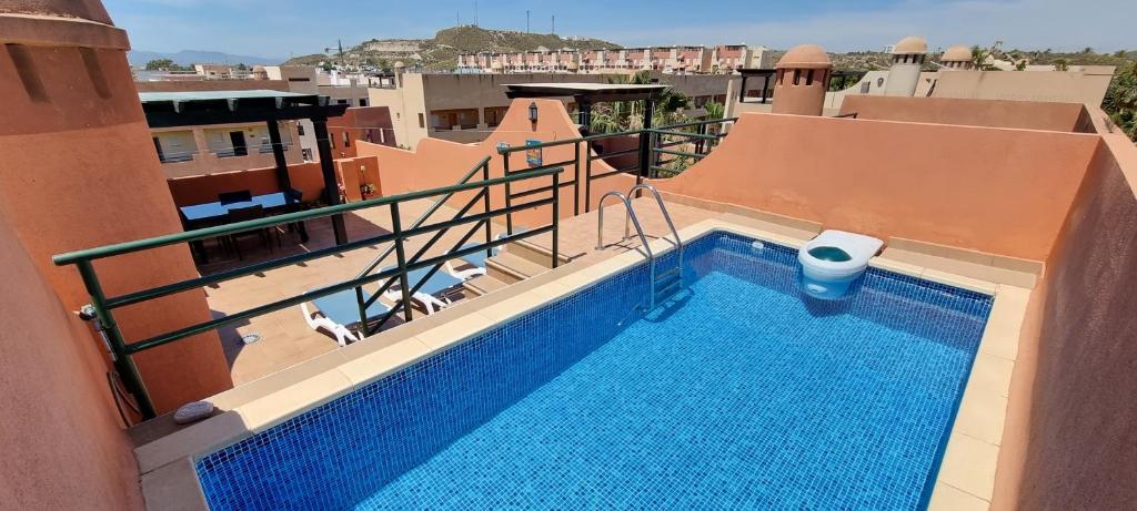 Bazén v ubytovaní Homes of Spain, Apartamentos Paraíso, Ed Palmerston, Atico B a pie de Playa, piscina privada en solárium, WI-FI alebo v jeho blízkosti