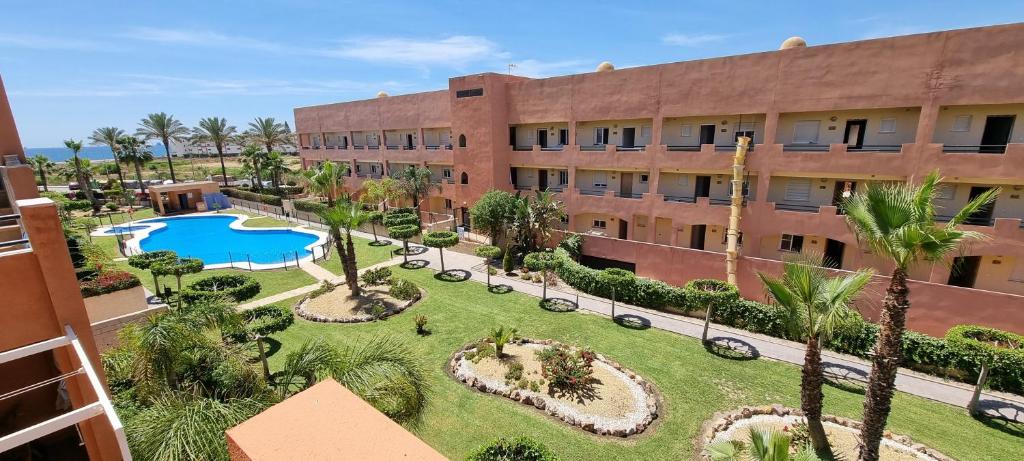 Bazén v ubytovaní Homes of Spain, Apartamentos Paraíso, Ed Palmerston, Atico B a pie de Playa, piscina privada en solárium, WI-FI alebo v jeho blízkosti