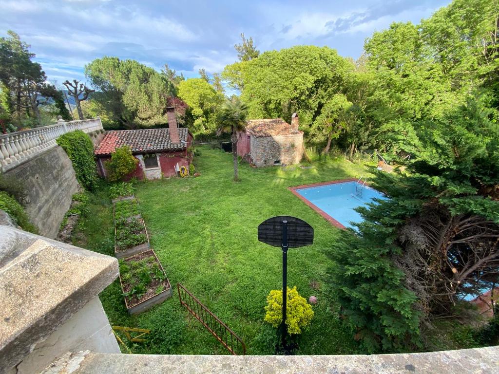 Výhľad na bazén v ubytovaní Pequeña masía en el bosque con piscina y juegos alebo v jeho blízkosti