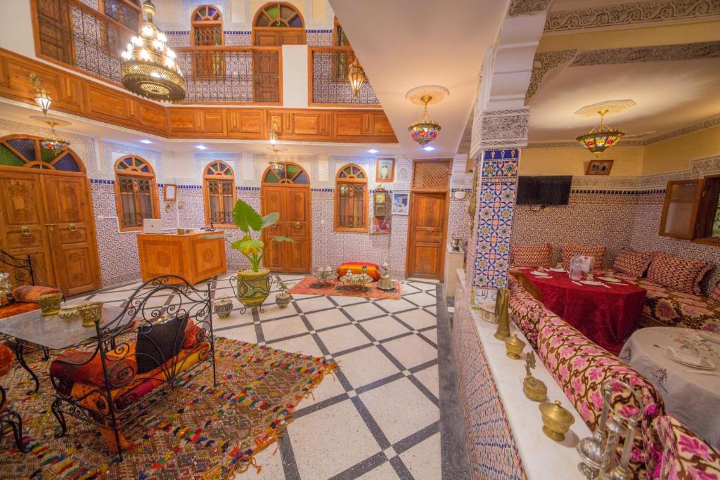 een woonkamer met een bank en een tafel bij Riad Haddaji Fes in Fès