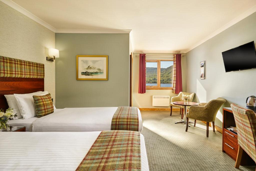 Postel nebo postele na pokoji v ubytování Clan Macduff Hotel