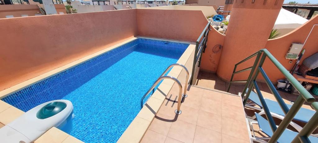 Bazén v ubytovaní Homes of Spain, Apartamentos Paraíso, Ed Palmerston, Atico B a pie de Playa, piscina privada en solárium, WI-FI alebo v jeho blízkosti