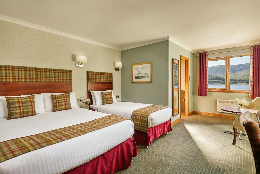 Postel nebo postele na pokoji v ubytování Clan Macduff Hotel