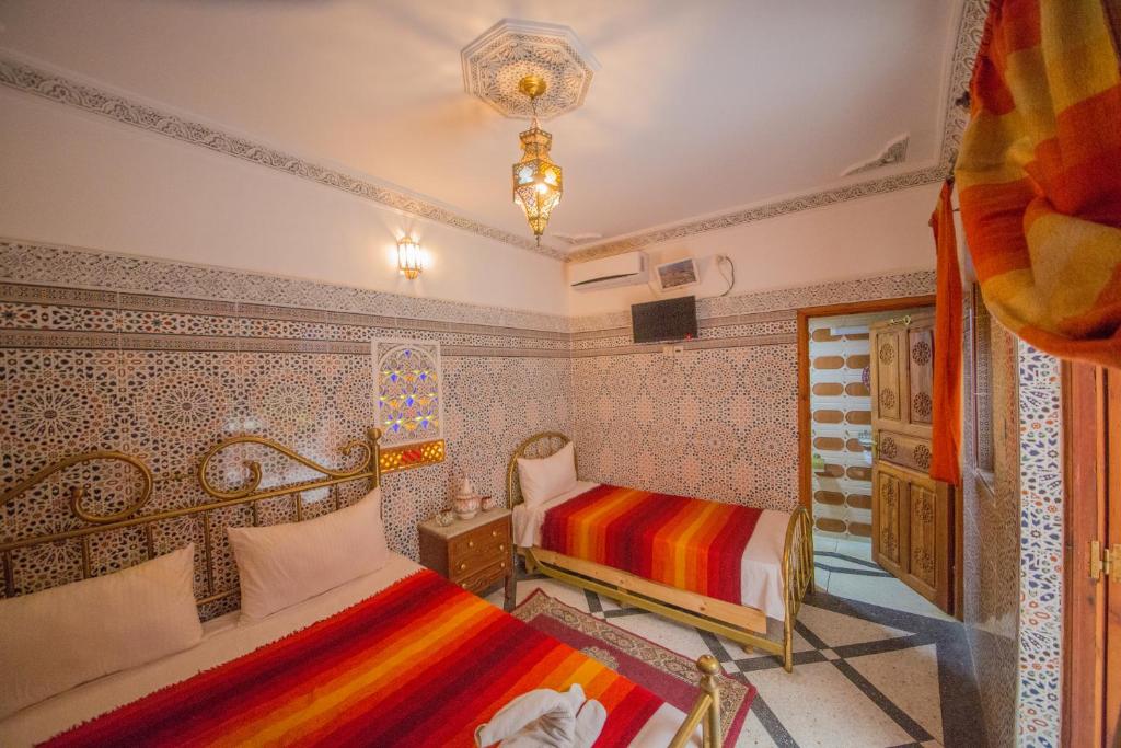 Postel nebo postele na pokoji v ubytování Riad Haddaji Fes