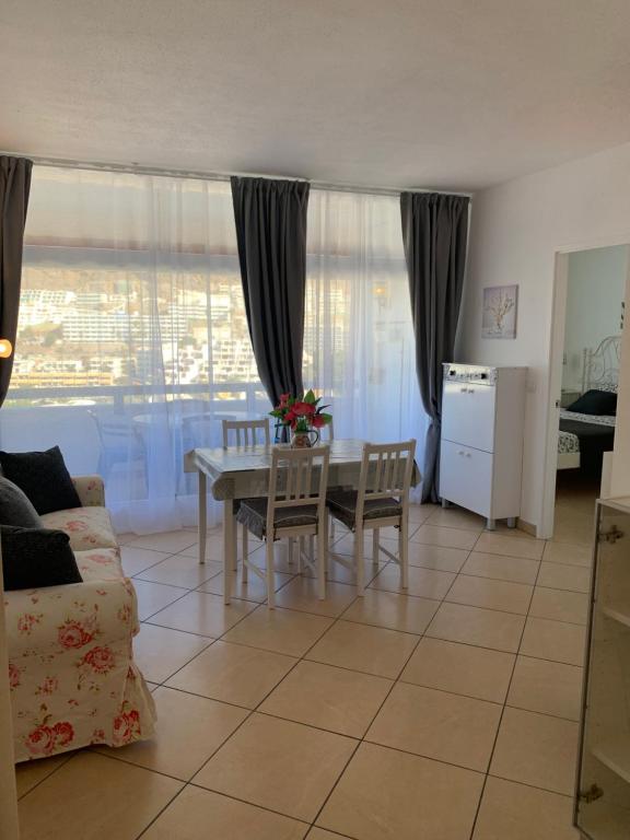 Posedenie v ubytovaní Appartamento confortevole con piscina 7
