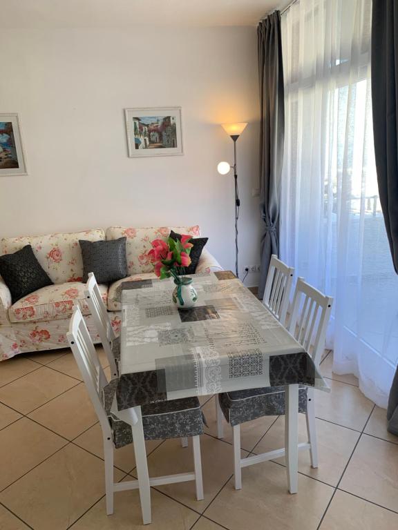 Posedenie v ubytovaní Appartamento confortevole con piscina 7