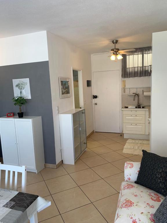 Kuchyňa alebo kuchynka v ubytovaní Appartamento confortevole con piscina 7