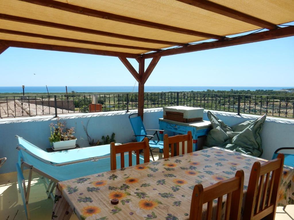 d'une table et de chaises sur un balcon avec vue. dans l'établissement B&B Eleonora D'Arborea, Centro Storico, à Posada