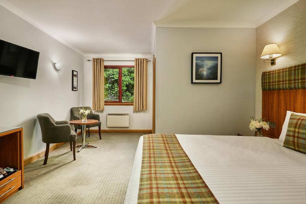 Postel nebo postele na pokoji v ubytování Clan Macduff Hotel