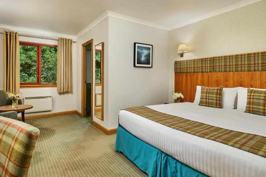 Postel nebo postele na pokoji v ubytování Clan Macduff Hotel