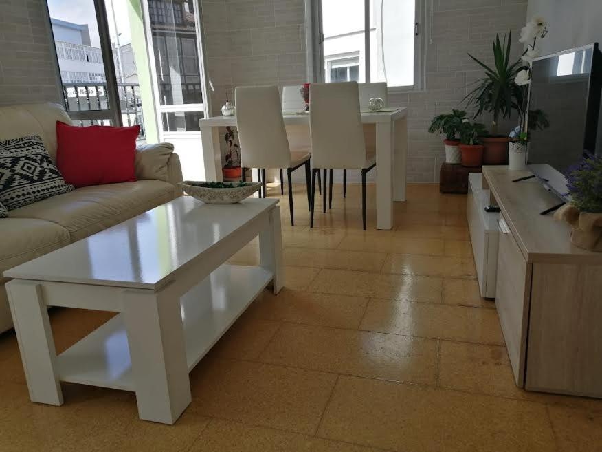 - un salon avec un canapé et une table dans l'établissement Sobre la villa 12, à Neda