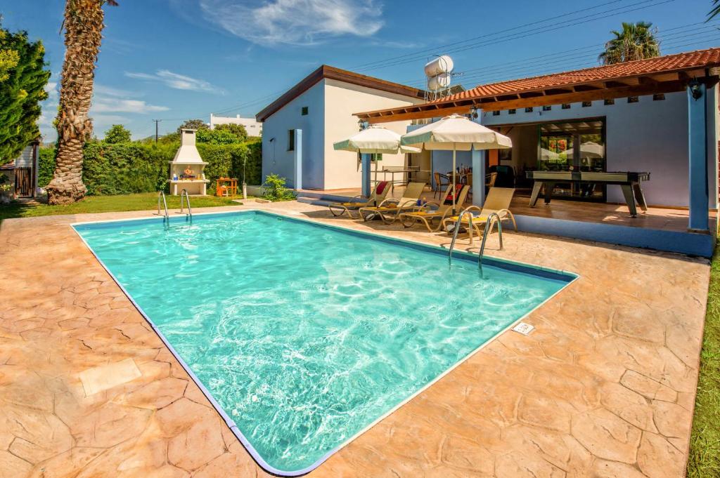 - une piscine dans l'arrière-cour d'une maison dans l'établissement Villa Ibiscus by Villa Plus, à Pólis Chrysochoús
