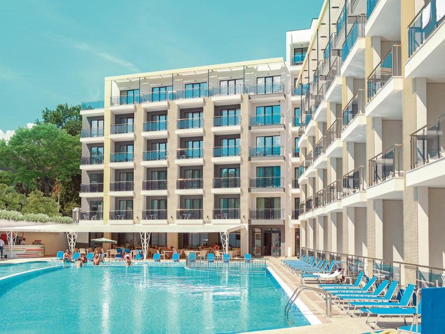 ein Hotel mit einem Pool vor einem Gebäude in der Unterkunft Arena Mar Hotel and SPA in Goldstrand