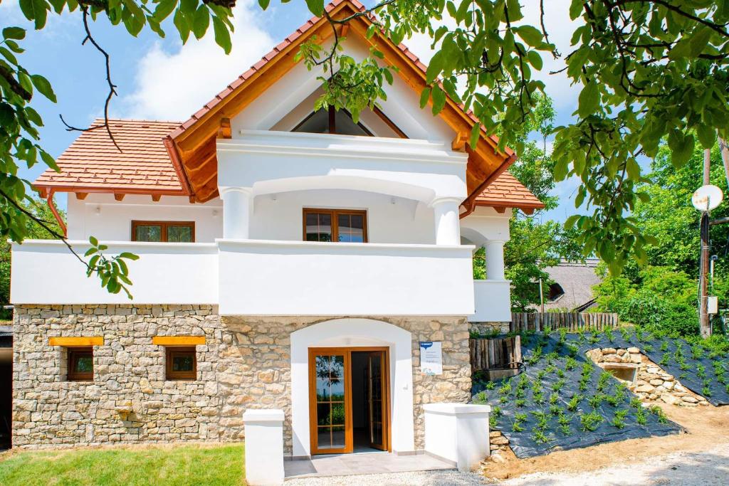 Balatoncsicsói Borhaz 8272 Balatoncsicsó, Fenyves hegy 1251 hrsz. kép - 1