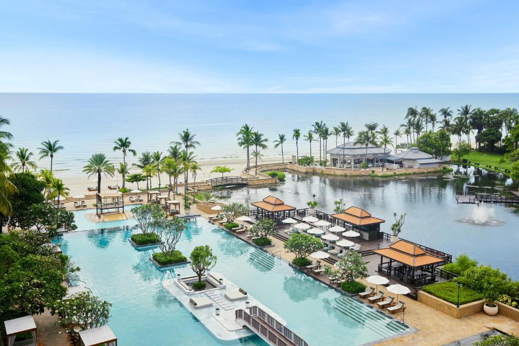 een luchtzicht op het zwembad van het resort bij Dusit Thani Hua Hin in Cha Am