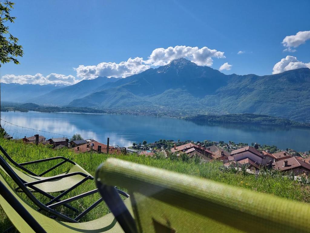 VercanaにあるCasa Contadinaの湖と山の景色を望むベンチ