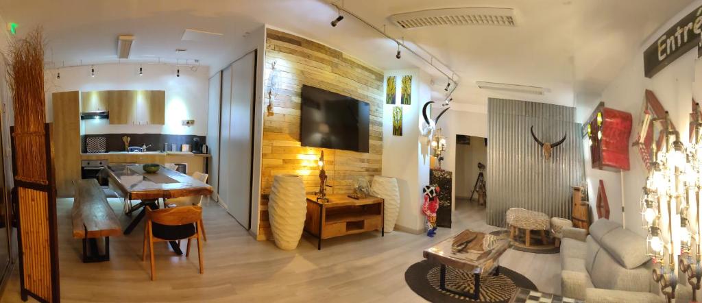 un salon avec une table et une salle à manger dans l'établissement Antom, à Berck-sur-Mer